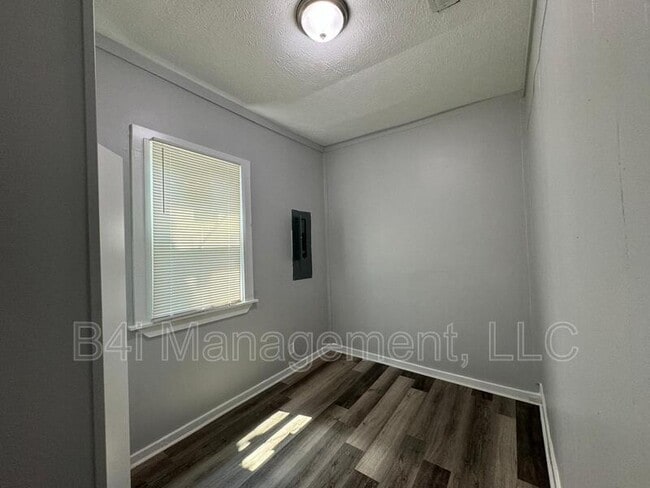 Building Photo - 407 Circus St