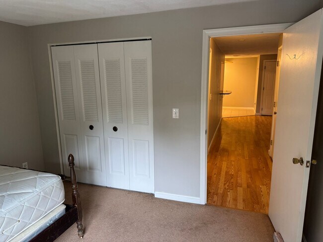 Building Photo - 2 Bedroom Condo for Rent - Tyngsboro