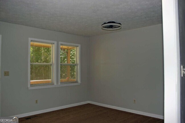 Building Photo - 6694 Young Ct