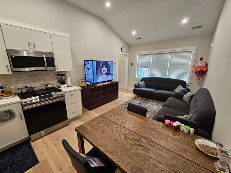 Building Photo - 9 Everett Sq