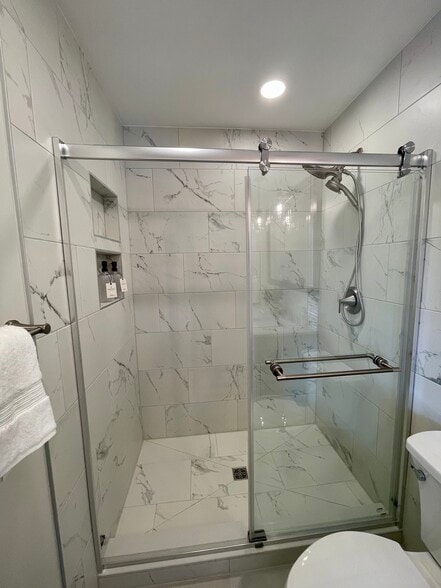 Master Bathroom (Upstairs) - 16180 Apple Ln