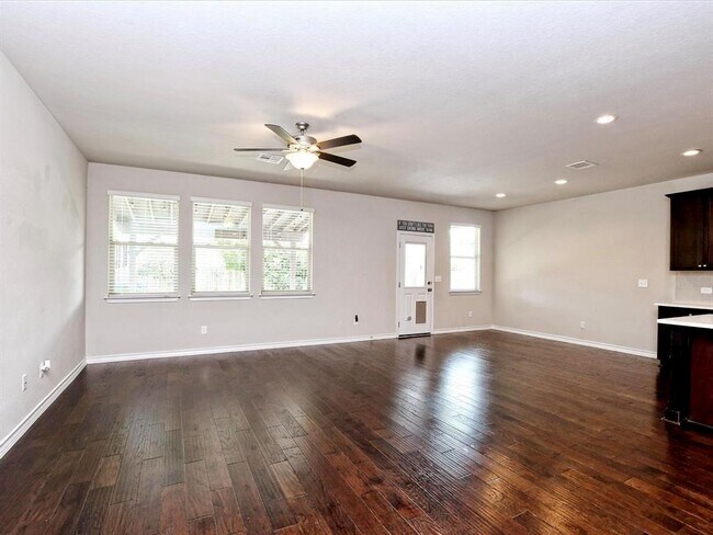 Building Photo - 128 Flexus Ln