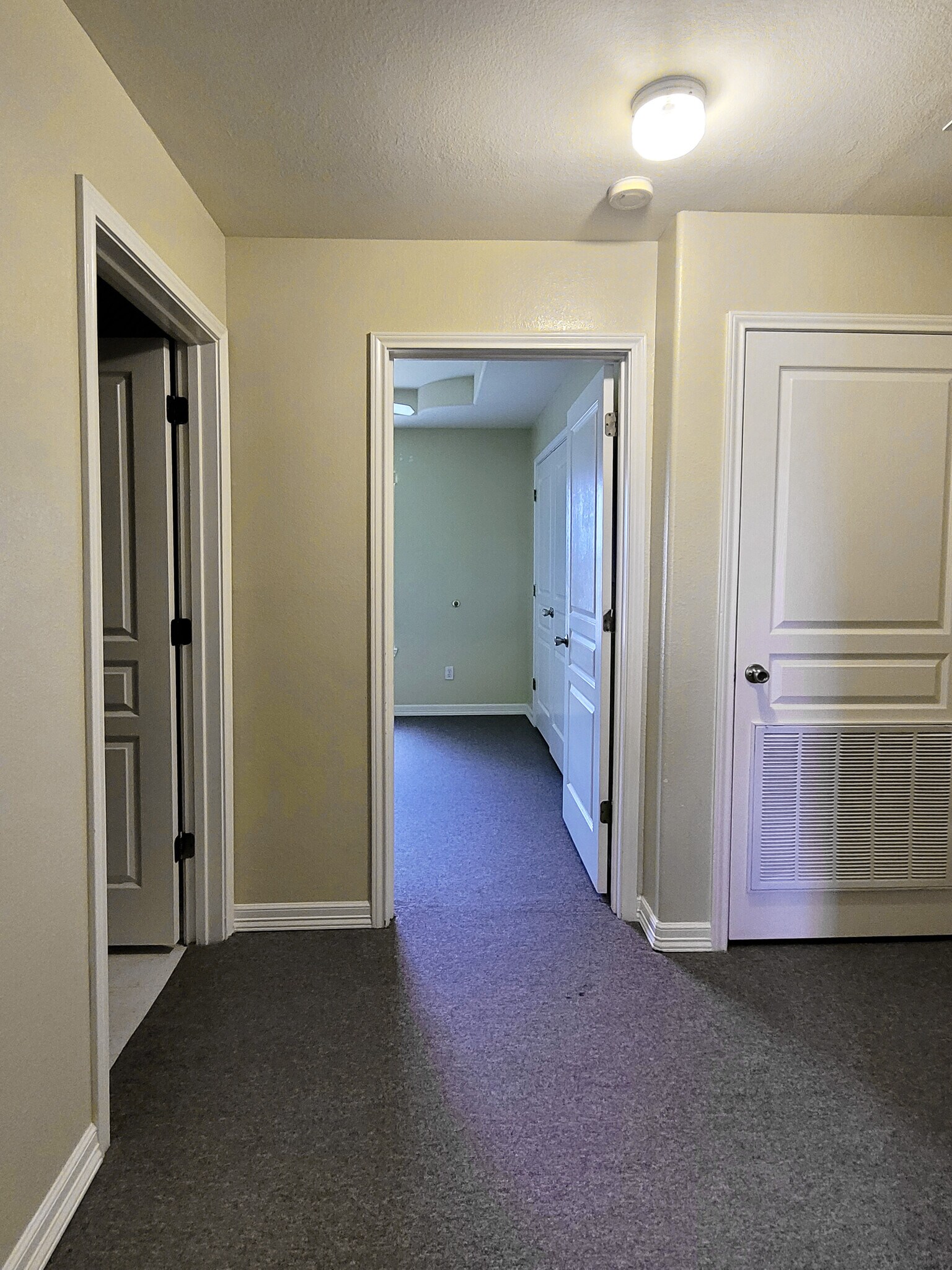 Building Photo - 1905 Maria Isabel Dr