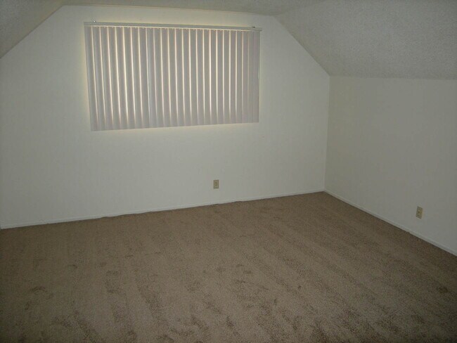Building Photo - Comfortable 3/2 that allows pets!