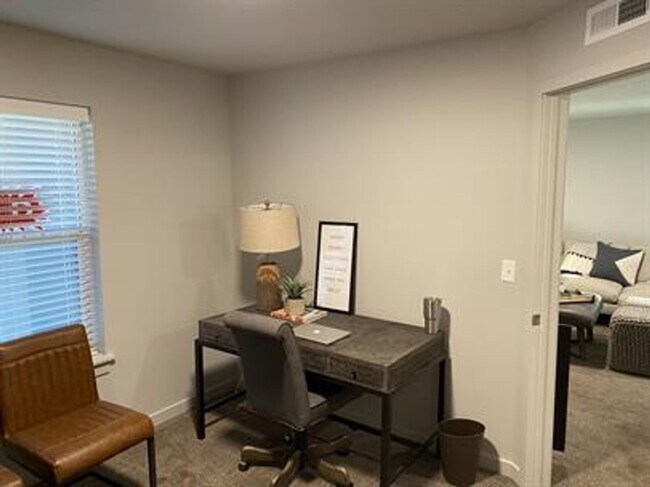 Building Photo - 2 Bed 1 Bath 1st Floor unit in Provo!