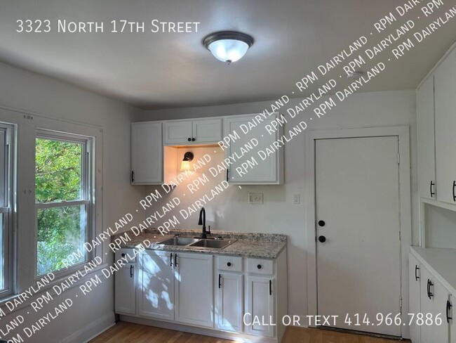 Building Photo - Stunning Newly Renovated 2-Bedroom Upper D...