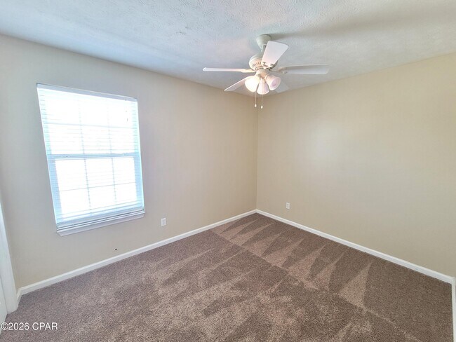 Building Photo - 4008 Crescent Dr