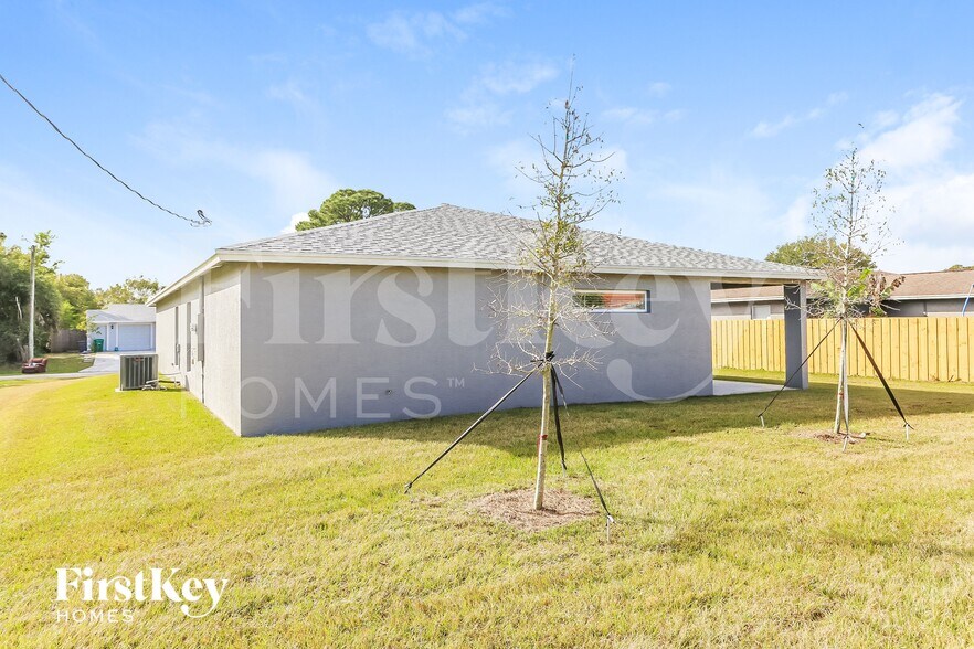 Building Photo - 1337 SW Goodman Ave