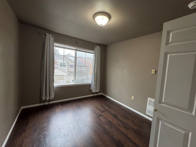 Building Photo - Gated 2 beds 2.5 baths townhome in Ashburn...