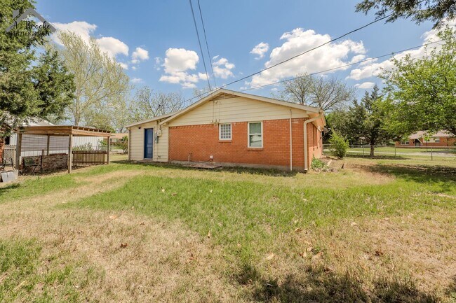 Building Photo - 1400 Phoenix Dr