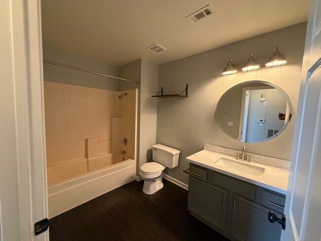 Building Photo - Beautiful 1 Bedroom Condo