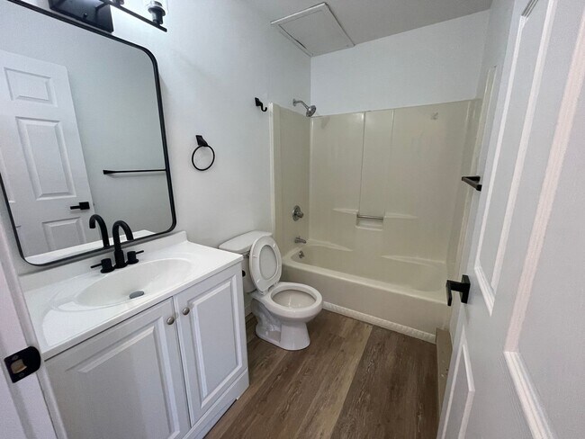 Building Photo - 915 Genrich St