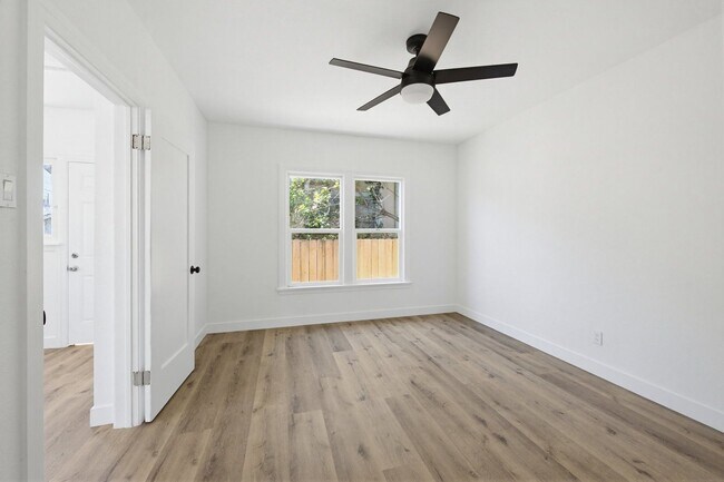Building Photo - 1510 W 52nd St