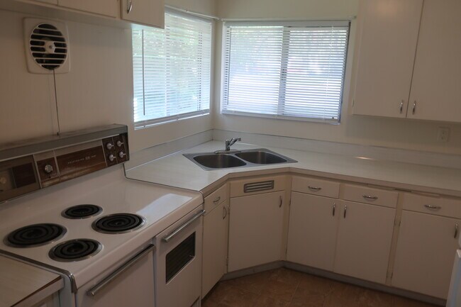 Building Photo - 121 N Miller St