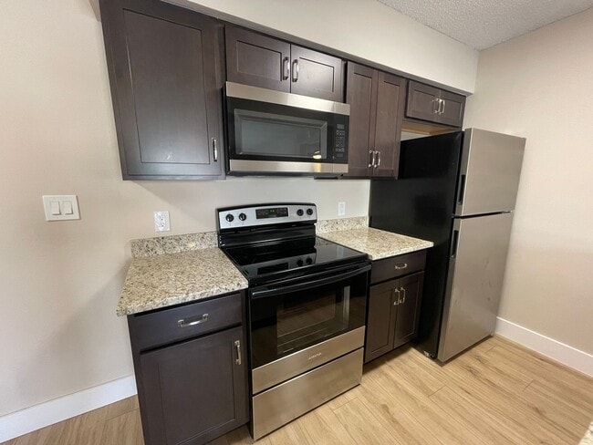 Building Photo - ANNUAL RENTAL -  1 BED / 1 BATH CONDO AT M...