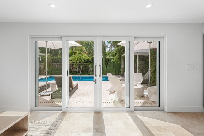 Building Photo - 306 Cordova Rd