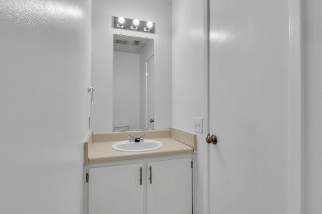 Building Photo - 1110 N Montgomery St