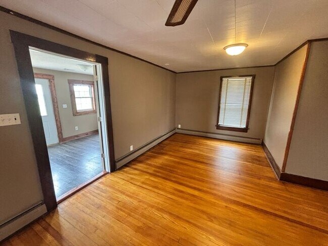 Building Photo - Charming Single-Family Home