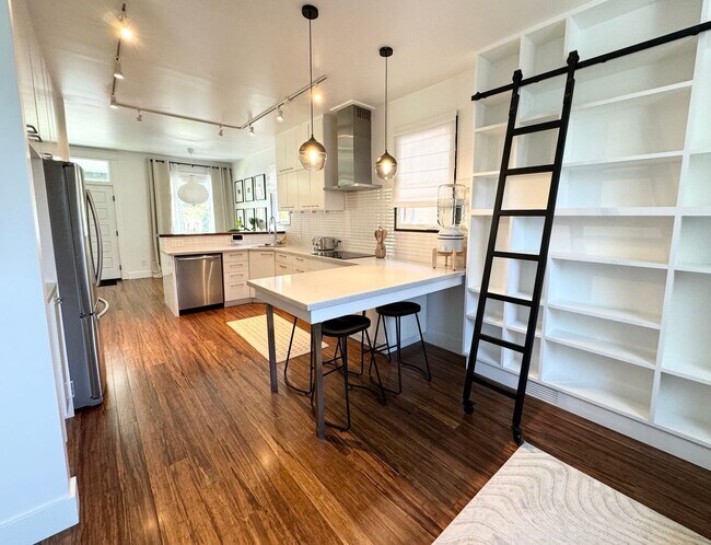Building Photo - Gorgeous Avenues Remodel!