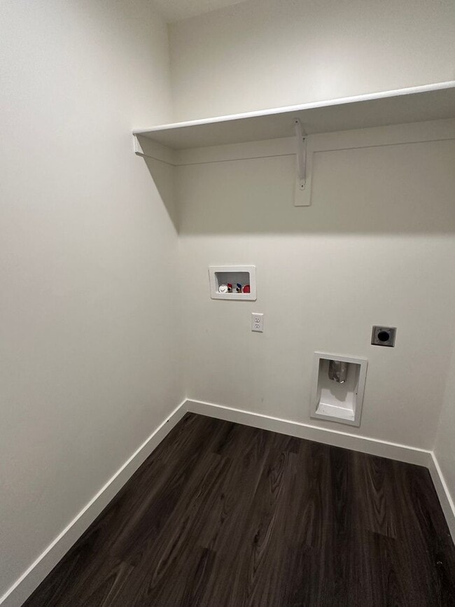 Building Photo - GORGEOUS EAGLE MOUNTAIN TOWNHOME!!!