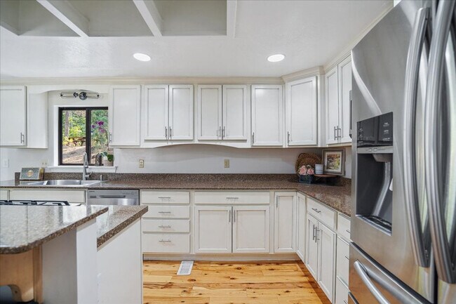 Building Photo - 540 Crestview Dr