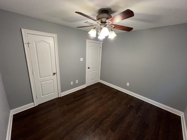 Building Photo - Must See!  Trendy 3 bedroom, 2 bath home i...