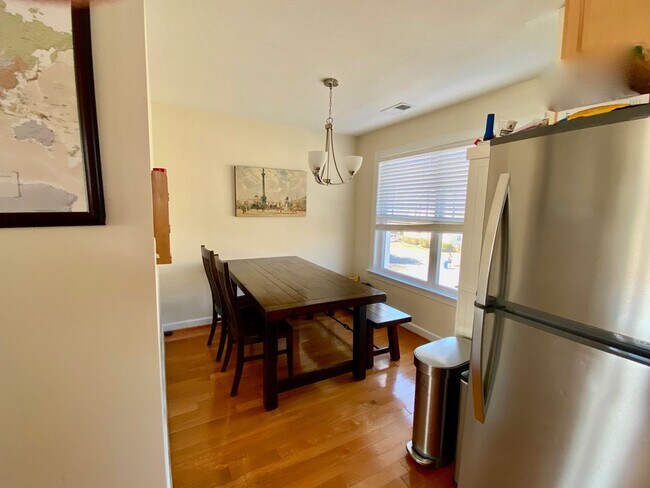 Building Photo - 3BD/3.5 Condo with Garage & Backyard in Shadowlawn! Blocks to the Beach! AVAILABLE NOW!