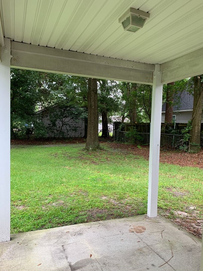 Building Photo - $500 OFF 1ST MONTHS RENT! Lawncare include...