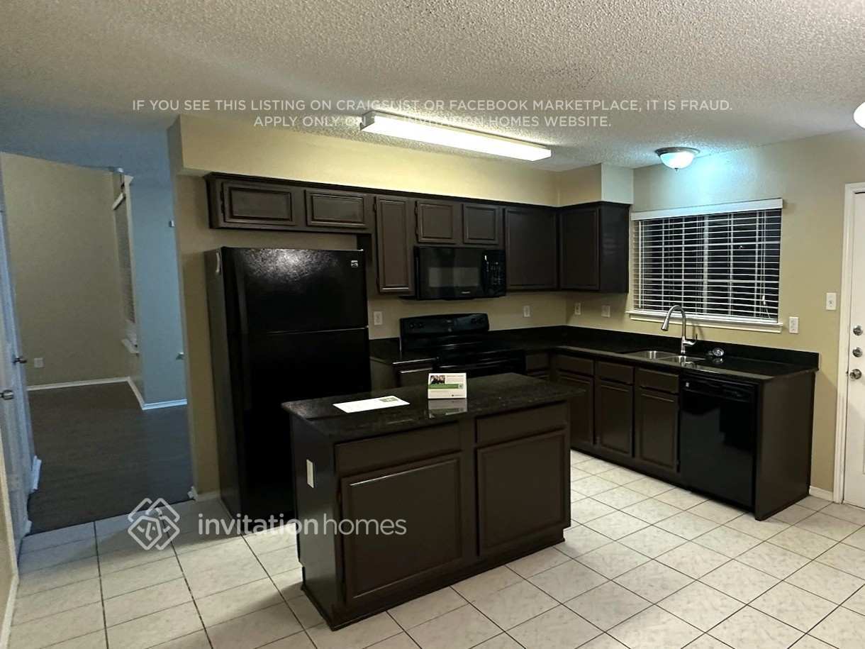 Building Photo - 2207 Bennington Dr