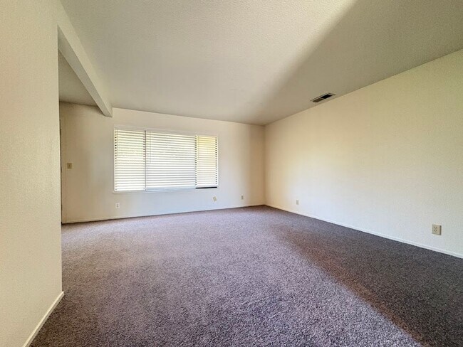 Building Photo - Spacious 4 Bedroom Home in Quiet Galt Neighborhood