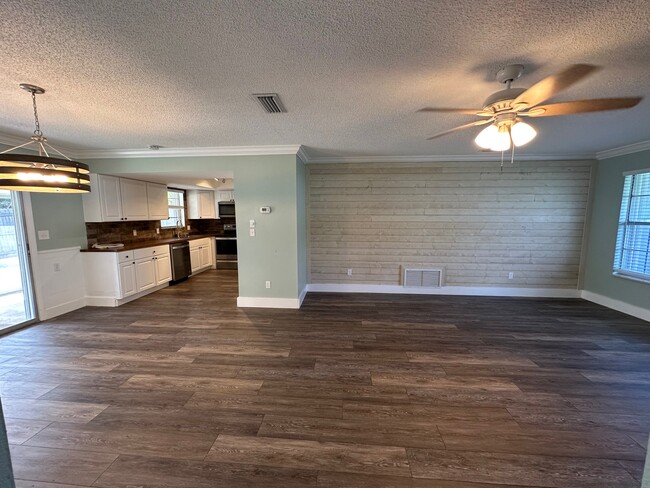 Building Photo - 647 Goodwin Ave