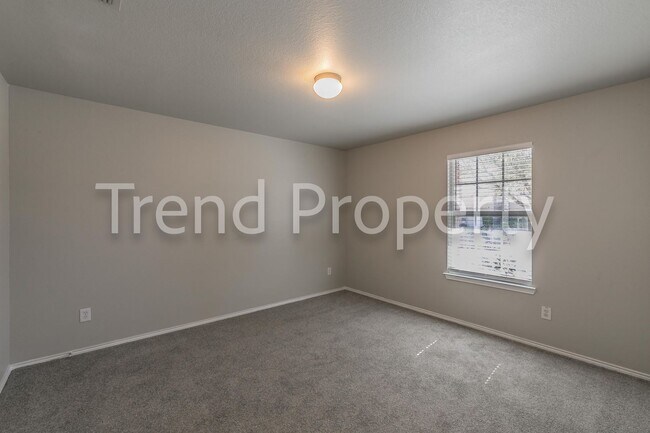 Building Photo - Beautiful Single Story 4 bedroom in Burles...