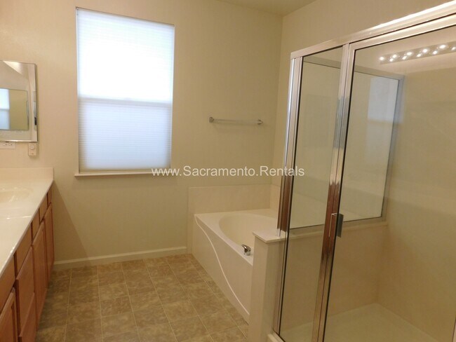 Building Photo - Spacious Elk Grove 3bd/2ba House with 2 Ca...