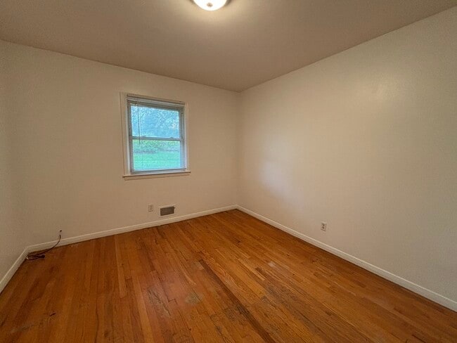 Building Photo - Charming 2 Beds, 1 Bath Half Duplex