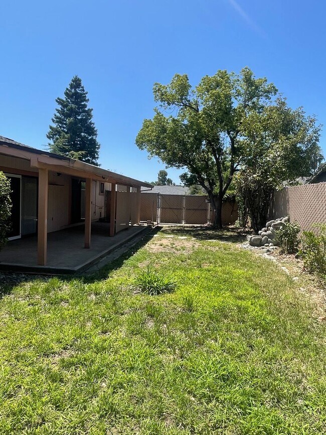 Building Photo - SPACIOUS 3 BED 2 BATH WITH A FAMILY ROOM A...