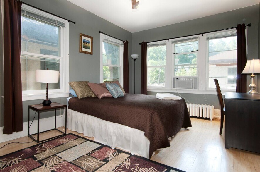 Building Photo - 621 Kenwood Pky