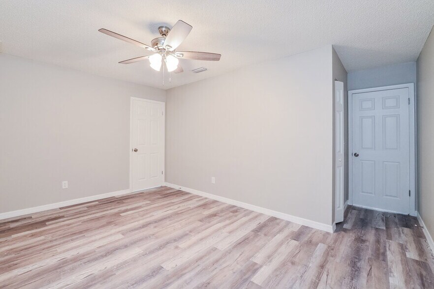 Building Photo - 550 Conure St