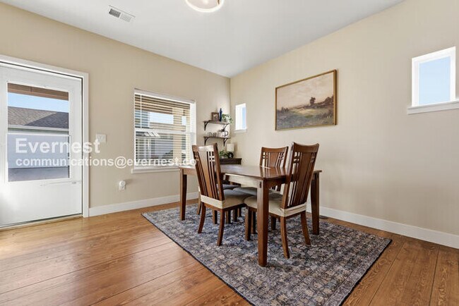 Building Photo - 4 Bed/3 Bath Townhome with Fenced Yard & Garage / Available Now!