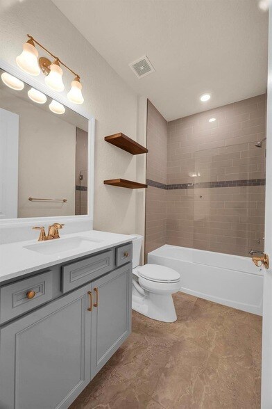 Building Photo - 680 SE Villandry Way