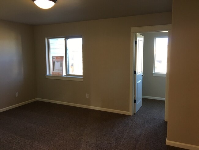 Building Photo - Gorgeous Newer Townhouse in NE Bend