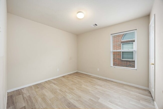 Building Photo - Great Location, wonderful Schools, 1 Block...
