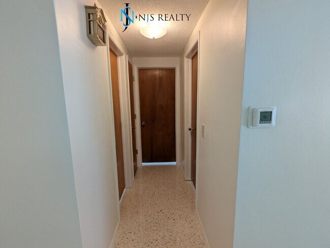 Building Photo - Large open 2/2/1 1378 Sq. Ft. with freshly...