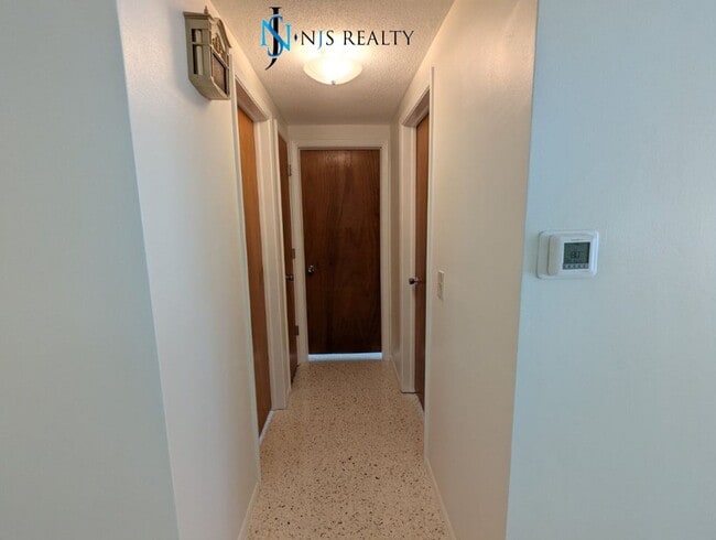 Building Photo - Spacious 2/2/1 1378 Sq. Ft. with freshly f...
