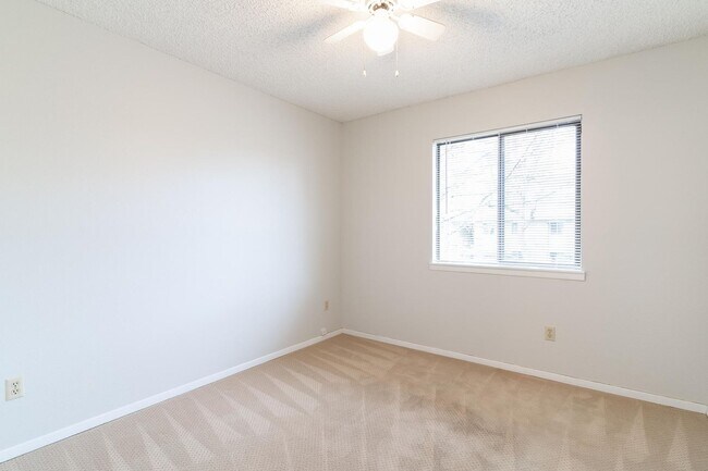 Building Photo - SPACIOUS 3 BEDROOM CONDO! CONVENIENT LOCATION!