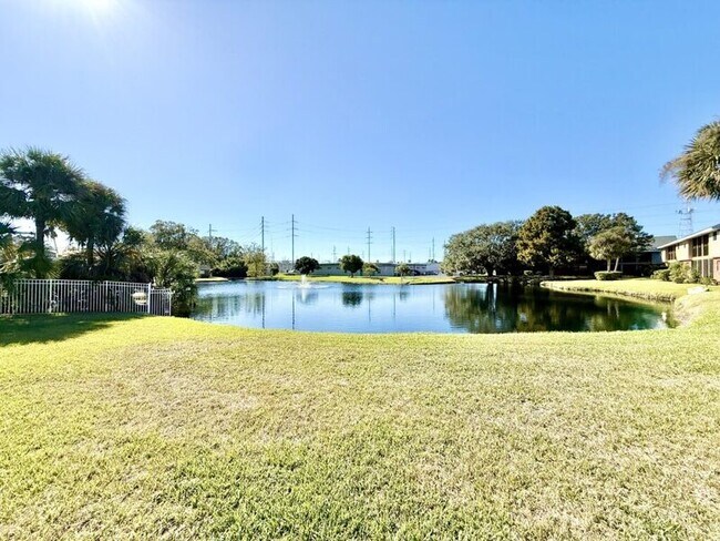 Building Photo - 200 Country Club Dr