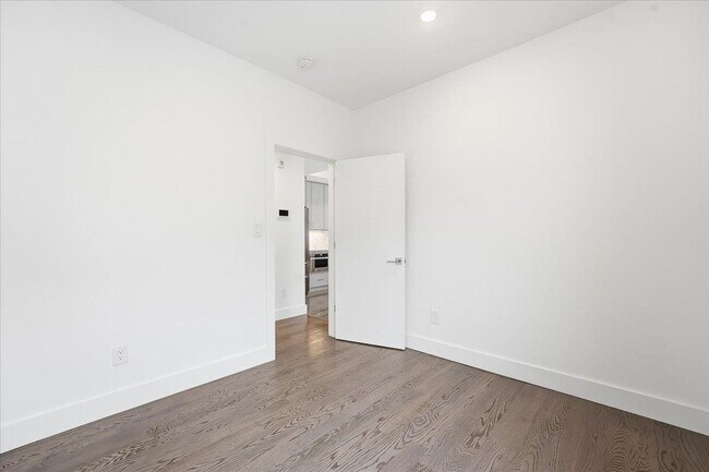 Building Photo - 290 Griffith St