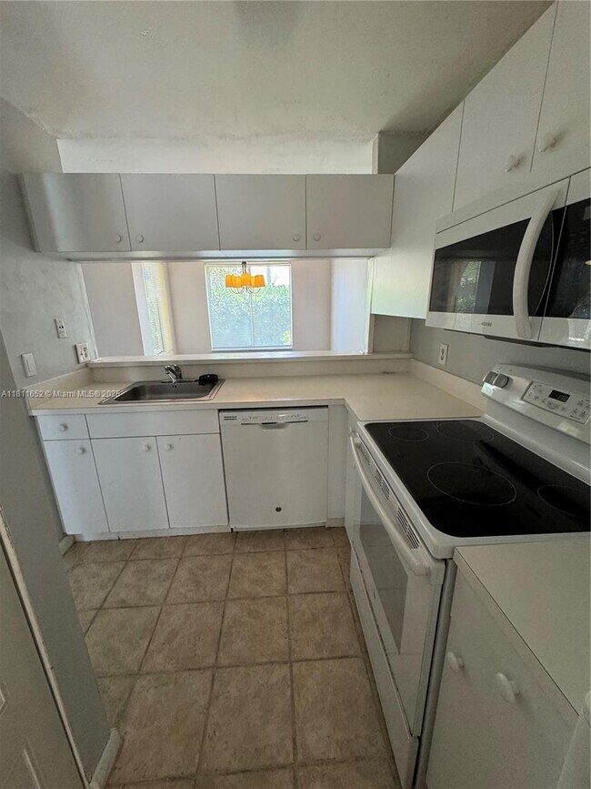 Building Photo - 905 Coral Club Dr
