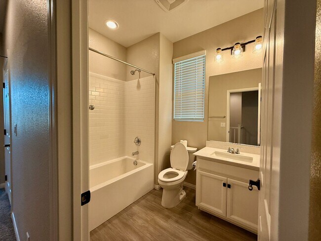 Building Photo - 3 BED 2.5 BATH 2 CAR GARAGE MODERN TOWNHOM...