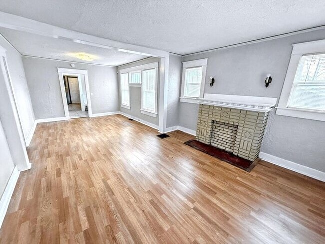 Building Photo - 618 80th Pl S