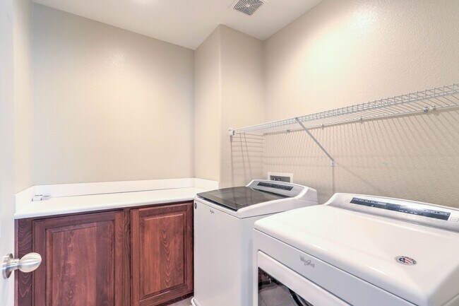 Building Photo - Beautiful 4 Bedroom, 2 Story Home in Henderson